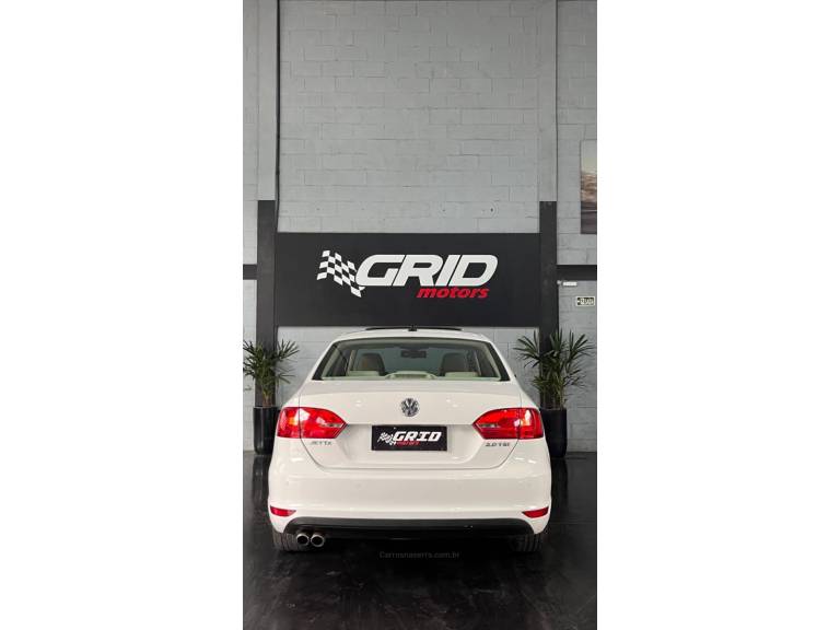 VOLKSWAGEN - JETTA - 2012/2012 - Branca - R$ 68.900,00