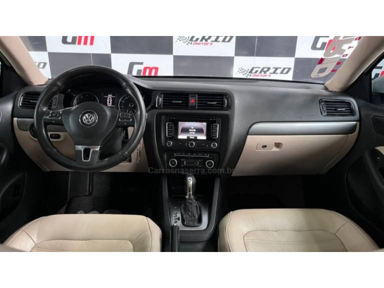 VOLKSWAGEN - JETTA - 2012/2012 - Branca - R$ 68.900,00