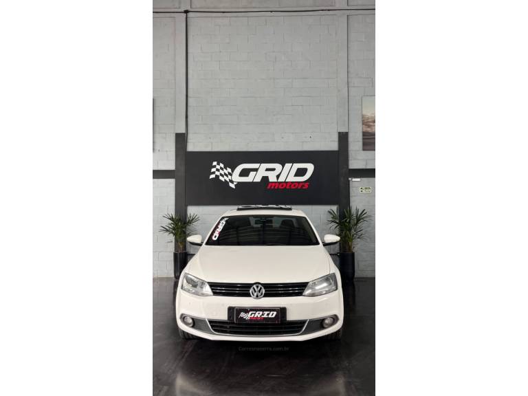 VOLKSWAGEN - JETTA - 2012/2012 - Branca - R$ 68.900,00