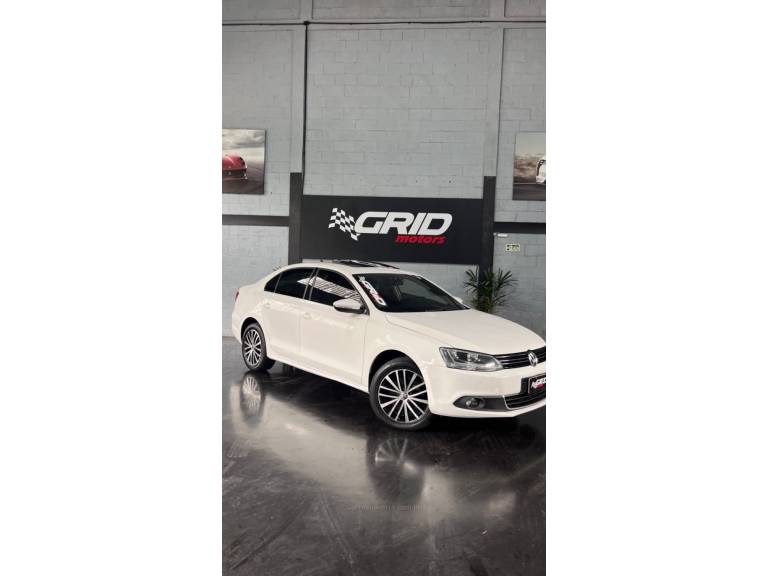 VOLKSWAGEN - JETTA - 2012/2012 - Branca - R$ 68.900,00